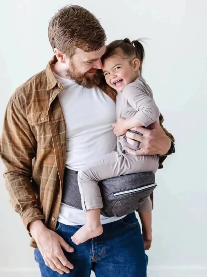 Le porte bébé en tissus : l'accessoire idéal pour les parents actifs
