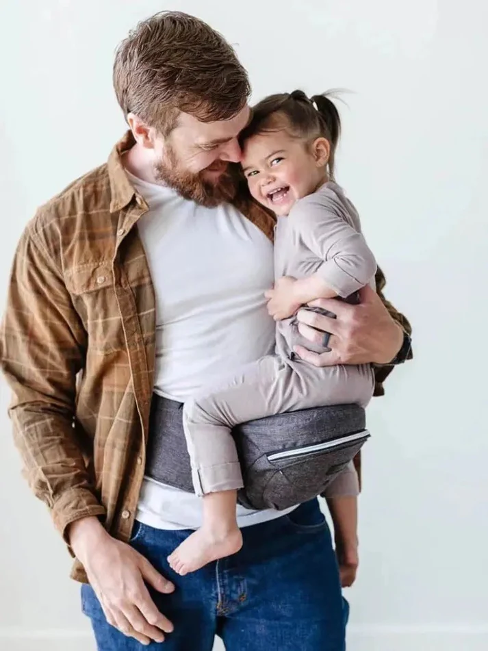 Le porte bébé en tissus : l'accessoire idéal pour les parents actifs