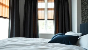 Verduisterende gordijnen die het zonlicht blokkeren in een gezellige slaapkamer.