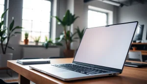 Usando el MacBook Pro M4 en un entorno de trabajo moderno y elegante.